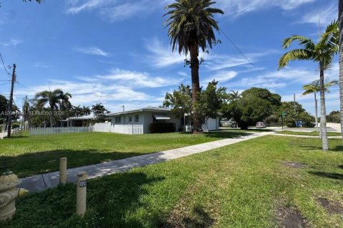 Villa ou maison à vendre à Dania Beach, Floride: 2 chambres, 121.05 m2 № 2185621 - photo 2
