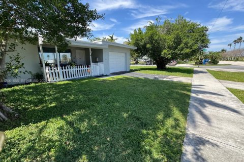 Villa ou maison à vendre à Dania Beach, Floride: 2 chambres, 121.05 m2 № 2185621 - photo 3