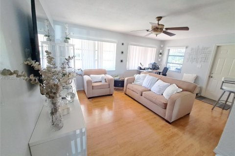 Casa en venta en Tamarac, Florida, 2 dormitorios, 96.43 m2 № 1969179 - foto 2