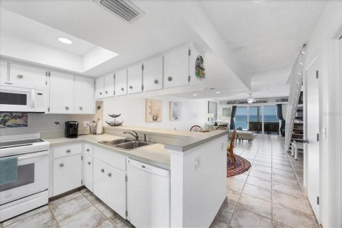 Duplex in Placida, Florida 2 bedrooms, 125.14 sq.m. № 2329110 - photo 15