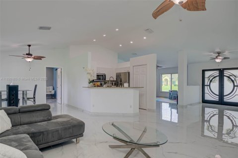 Villa ou maison à vendre à Cape Coral, Floride: 3 chambres, 181.62 m2 № 1806446 - photo 4
