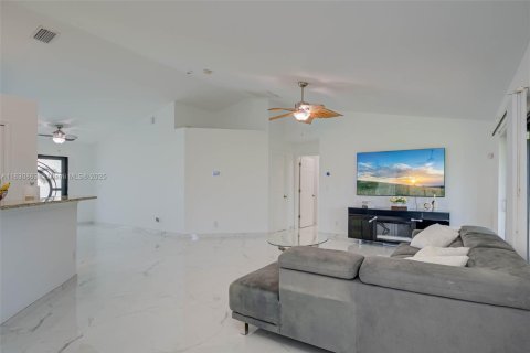 Villa ou maison à vendre à Cape Coral, Floride: 3 chambres, 181.62 m2 № 1806446 - photo 5