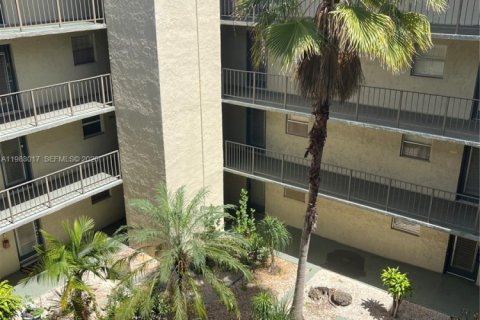 Condo in North Lauderdale, Florida, 2 bedrooms  № 2051219 - photo 11