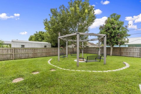 House in Port St. Lucie, Florida 4 bedrooms, 200.2 sq.m. № 2378895 - photo 9