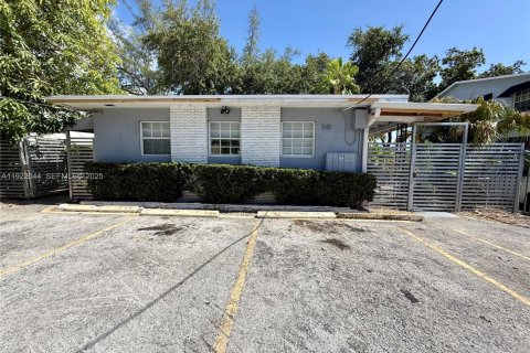 Villa ou maison à louer à Miami, Floride: 41.81 m2 № 1976471 - photo 9