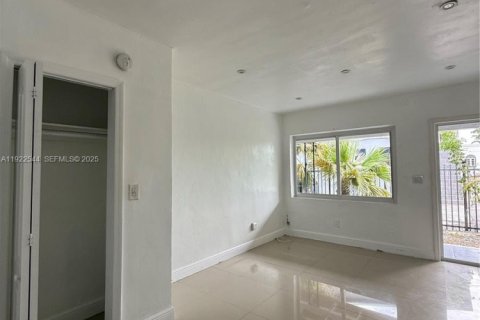 Villa ou maison à louer à Miami, Floride: 41.81 m2 № 1976471 - photo 4