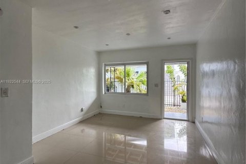 Villa ou maison à louer à Miami, Floride: 41.81 m2 № 1976471 - photo 3