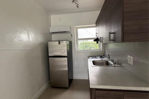 Villa ou maison à louer à Miami, Floride: 41.81 m2 № 1976471 - photo 5