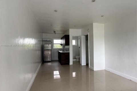 Villa ou maison à louer à Miami, Floride: 41.81 m2 № 1976471 - photo 2