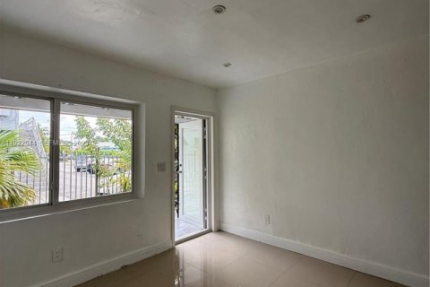 Villa ou maison à louer à Miami, Floride: 41.81 m2 № 1976471 - photo 7