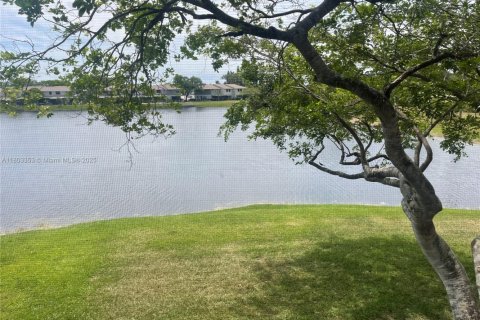Condominio en venta en Pembroke Pines, Florida, 2 dormitorios, 74.88 m2 № 1938256 - foto 1