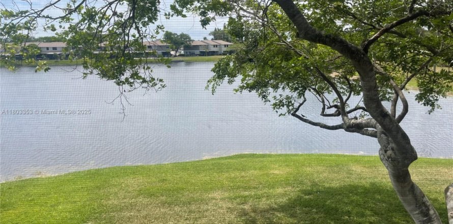 Condominio en Pembroke Pines, Florida, 2 dormitorios № 1938256