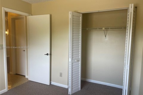 Condo in Pembroke Pines, Florida, 2 bedrooms  № 1938256 - photo 25