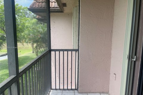 Condo in Pembroke Pines, Florida, 2 bedrooms  № 1938256 - photo 28