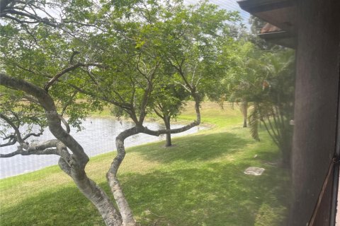 Condo in Pembroke Pines, Florida, 2 bedrooms  № 1938256 - photo 2