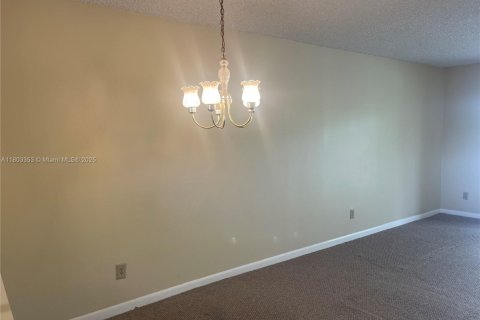 Condominio en venta en Pembroke Pines, Florida, 2 dormitorios, 74.88 m2 № 1938256 - foto 11
