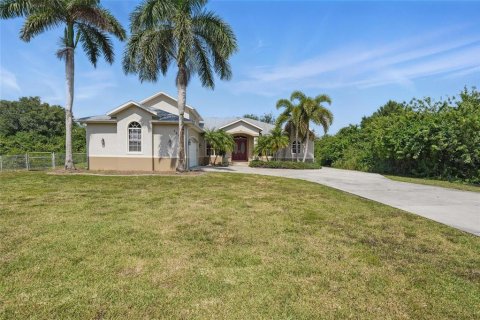 House in Lehigh Acres, Florida 4 bedrooms, 274.71 sq.m. № 1754529 - photo 3