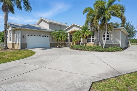 House in Lehigh Acres, Florida 4 bedrooms, 274.71 sq.m. № 1754529 - photo 1