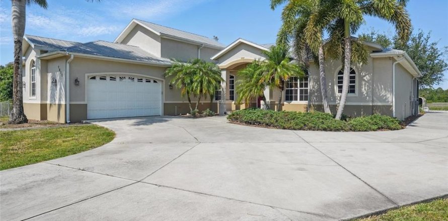 House in Lehigh Acres, Florida 4 bedrooms, 274.71 sq.m. № 1754529
