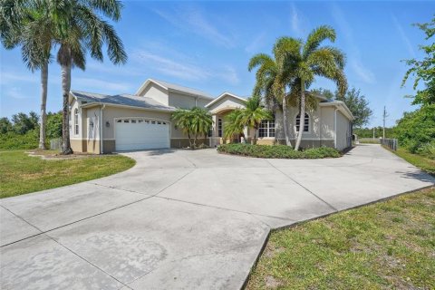 House in Lehigh Acres, Florida 4 bedrooms, 274.71 sq.m. № 1754529 - photo 2