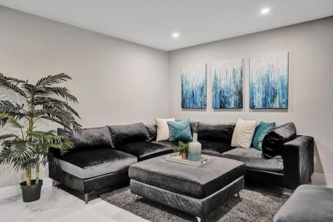 House in Hollywood, Florida 4 bedrooms, 146.97 sq.m. № 2013607 - photo 11