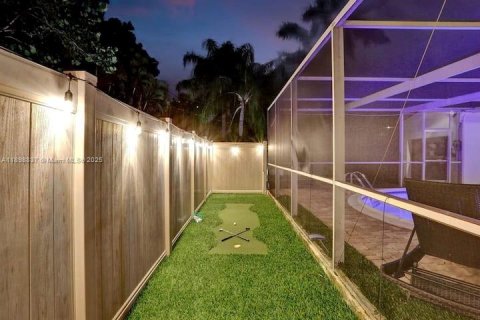 House in Hollywood, Florida 4 bedrooms, 146.97 sq.m. № 2013607 - photo 8