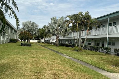 Condo in Saint Petersburg, Florida, 2 bedrooms № 2148142 - photo 16