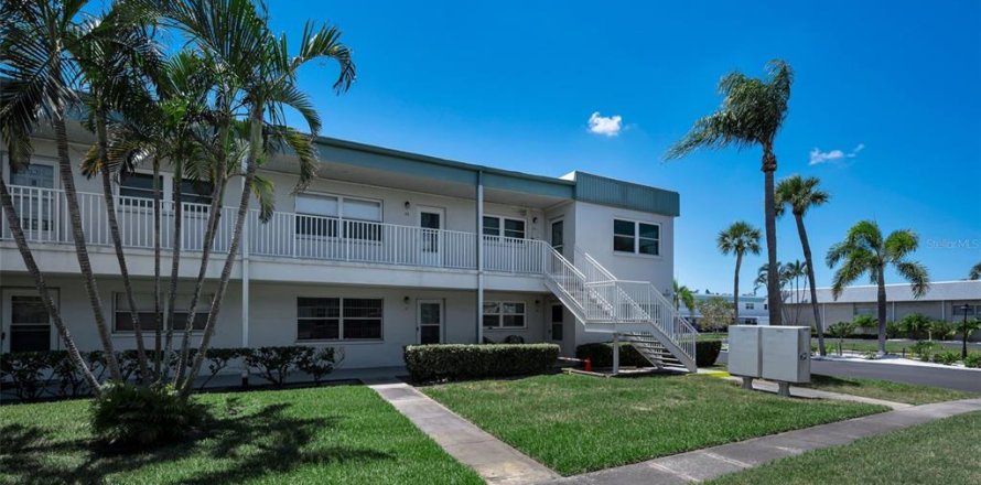 Condo in Saint Petersburg, Florida, 2 bedrooms № 2148142