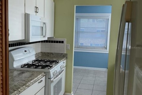 Condo in Saint Petersburg, Florida, 2 bedrooms № 2148142 - photo 8