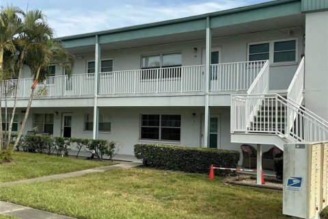 Condo in Saint Petersburg, Florida, 2 bedrooms № 2148142 - photo 2