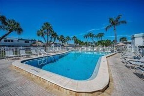 Condo in Saint Petersburg, Florida, 2 bedrooms № 2148142 - photo 17