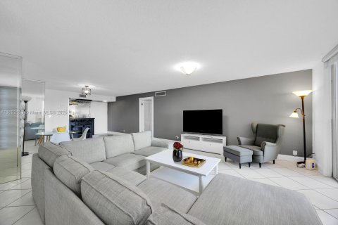 Condominio en alquiler en Miami Beach, Florida, 2 dormitorios, 119.84 m2 № 2059938 - foto 3