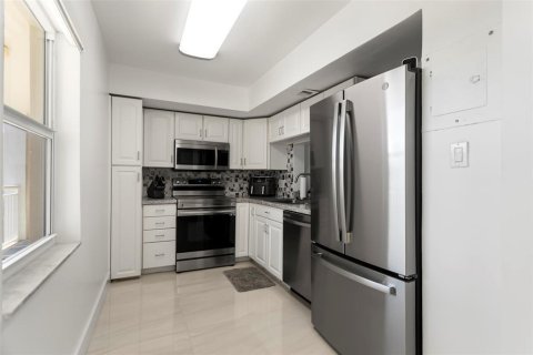 Condo in Lighthouse Point, Florida, 2 bedrooms № 2192007 - photo 10
