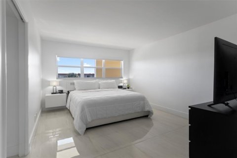 Condo in Lighthouse Point, Florida, 2 bedrooms № 2192007 - photo 12