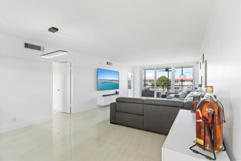 Condo in Lighthouse Point, Florida, 2 bedrooms № 2192007 - photo 3