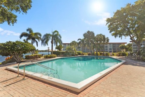 Condo in Lighthouse Point, Florida, 2 bedrooms № 2192007 - photo 29