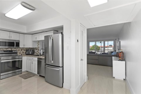 Condo in Lighthouse Point, Florida, 2 bedrooms № 2192007 - photo 6