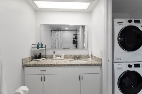 Condo in Lighthouse Point, Florida, 2 bedrooms № 2192007 - photo 15