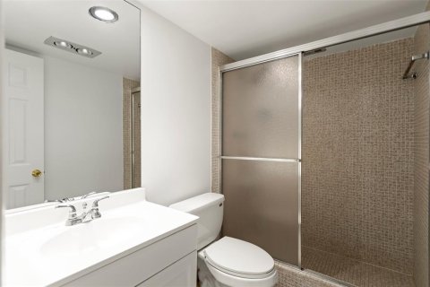 Condo in Lighthouse Point, Florida, 2 bedrooms № 2192007 - photo 24