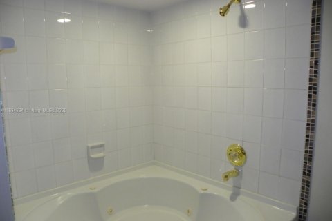 Townhouse in Miami, Florida 3 bedrooms, 212 sq.m. № 1817673 - photo 10