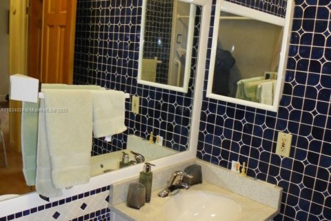 Townhouse in Miami, Florida 3 bedrooms, 212 sq.m. № 1817673 - photo 15