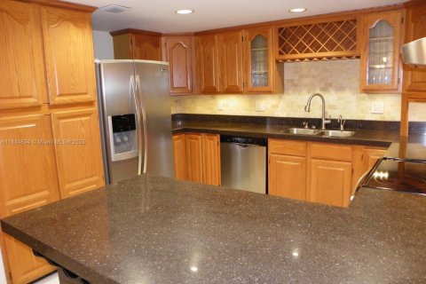 Townhouse in Miami, Florida 3 bedrooms, 212 sq.m. № 1817673 - photo 2