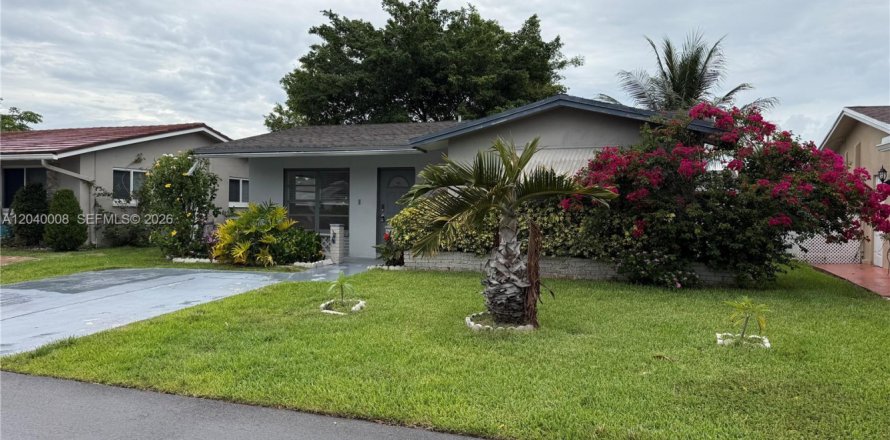 House in Tamarac, Florida 2 bedrooms, 108.14 sq.m. № 2087116