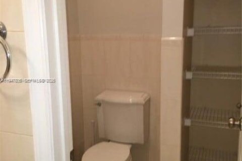 House in Weston, Florida 3 bedrooms, 144.83 sq.m. № 2005046 - photo 15