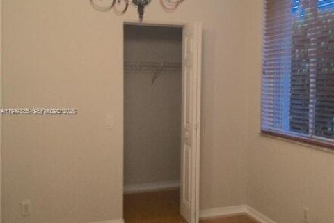 House in Weston, Florida 3 bedrooms, 144.83 sq.m. № 2005046 - photo 10