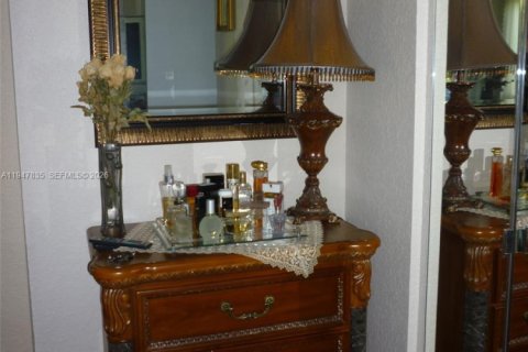 House in Weston, Florida 3 bedrooms, 144.83 sq.m. № 2005046 - photo 18