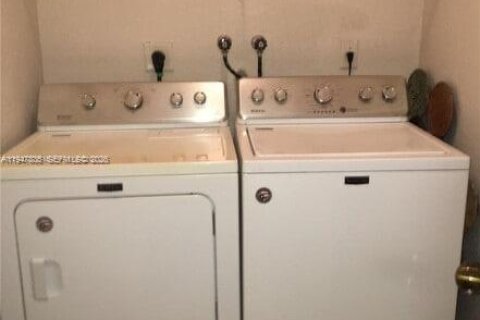 House in Weston, Florida 3 bedrooms, 144.83 sq.m. № 2005046 - photo 12