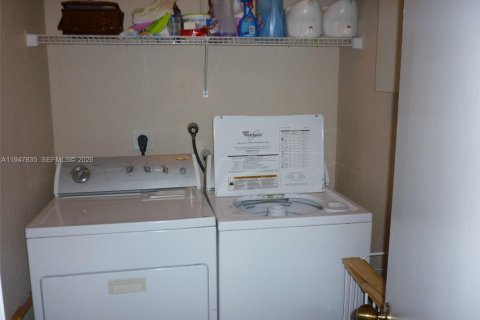 House in Weston, Florida 3 bedrooms, 144.83 sq.m. № 2005046 - photo 21