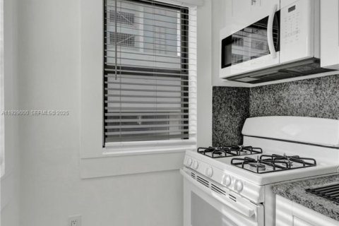 Villa ou maison à louer à Hollywood, Floride: 2 chambres, 107.4 m2 № 1987332 - photo 21