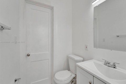 Villa ou maison à louer à Hollywood, Floride: 2 chambres, 107.4 m2 № 1987332 - photo 24